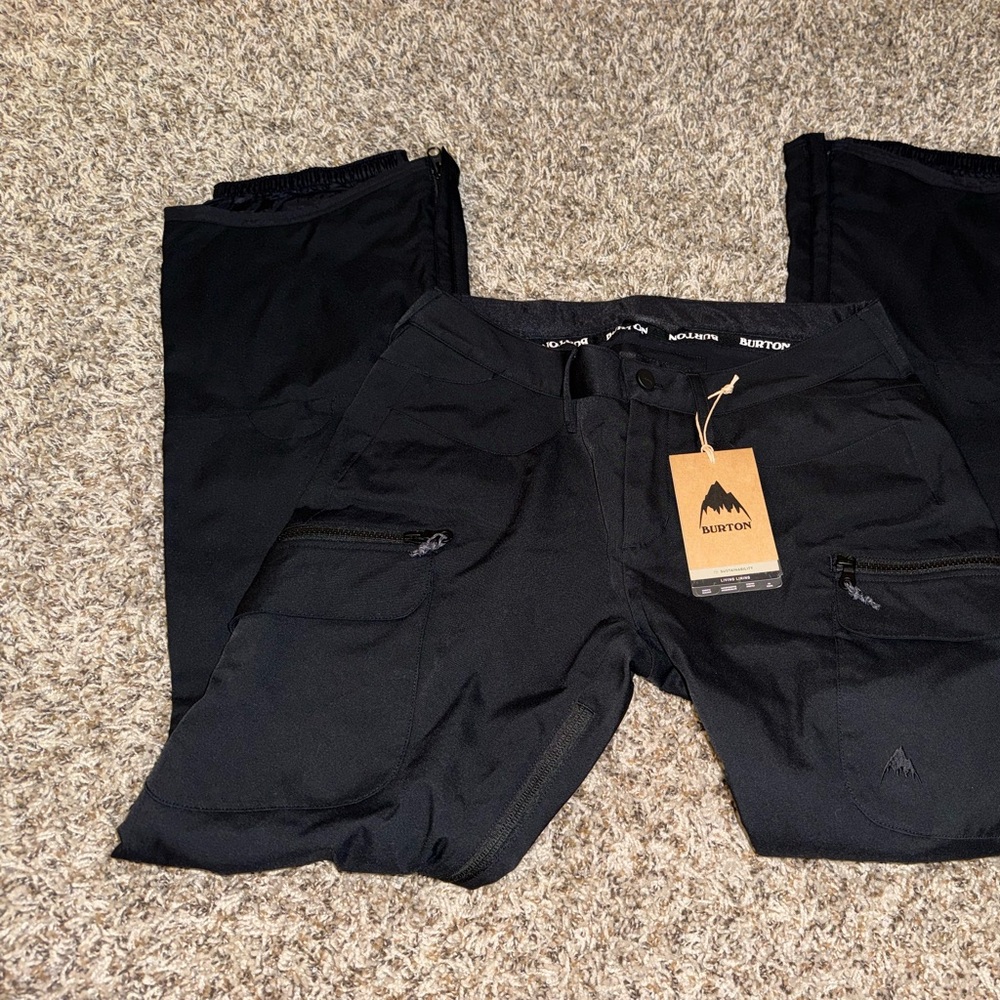 Burton Women’s Gloria Snow Pant. Black. Size small. NWT